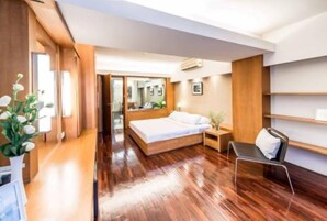 One-Bedroom Suite with Balcony | 浴室 | 淋浴/盆浴组合、深泡浴缸、免费洗浴用品、吹风机
