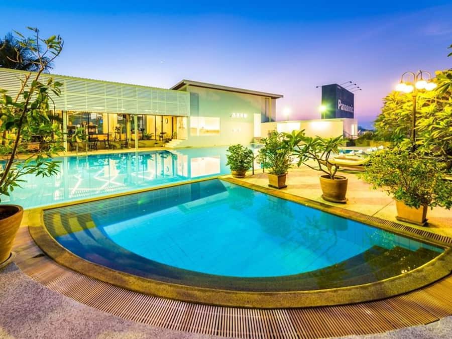 Hồ bơi ngoài trời, dù/ô trên bãi biển/hồ bơi, ghế dài tắm nắng