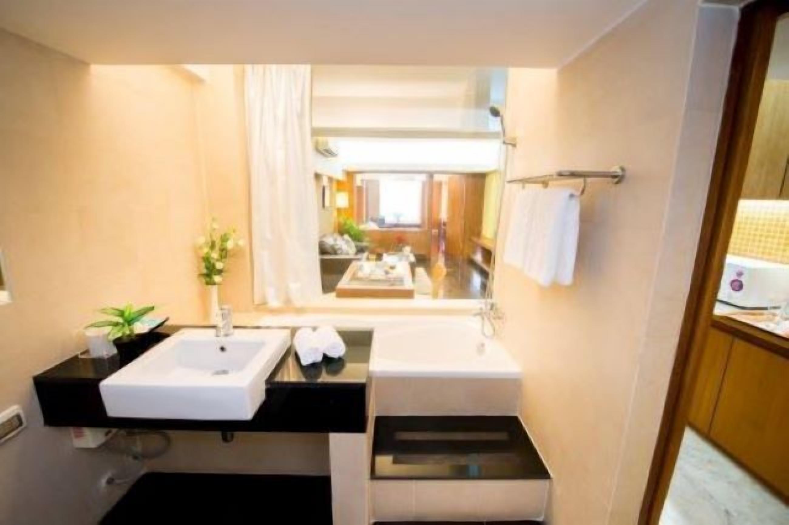 one-bedroom suite with balcony | bathroom | combined shower/bathtub, deep-soaking bathtub, free toiletries
