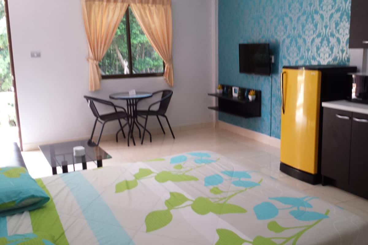 Deluxe Studio, Kitchenette | Private kitchenette | Coffee/tea maker, full-size fridge