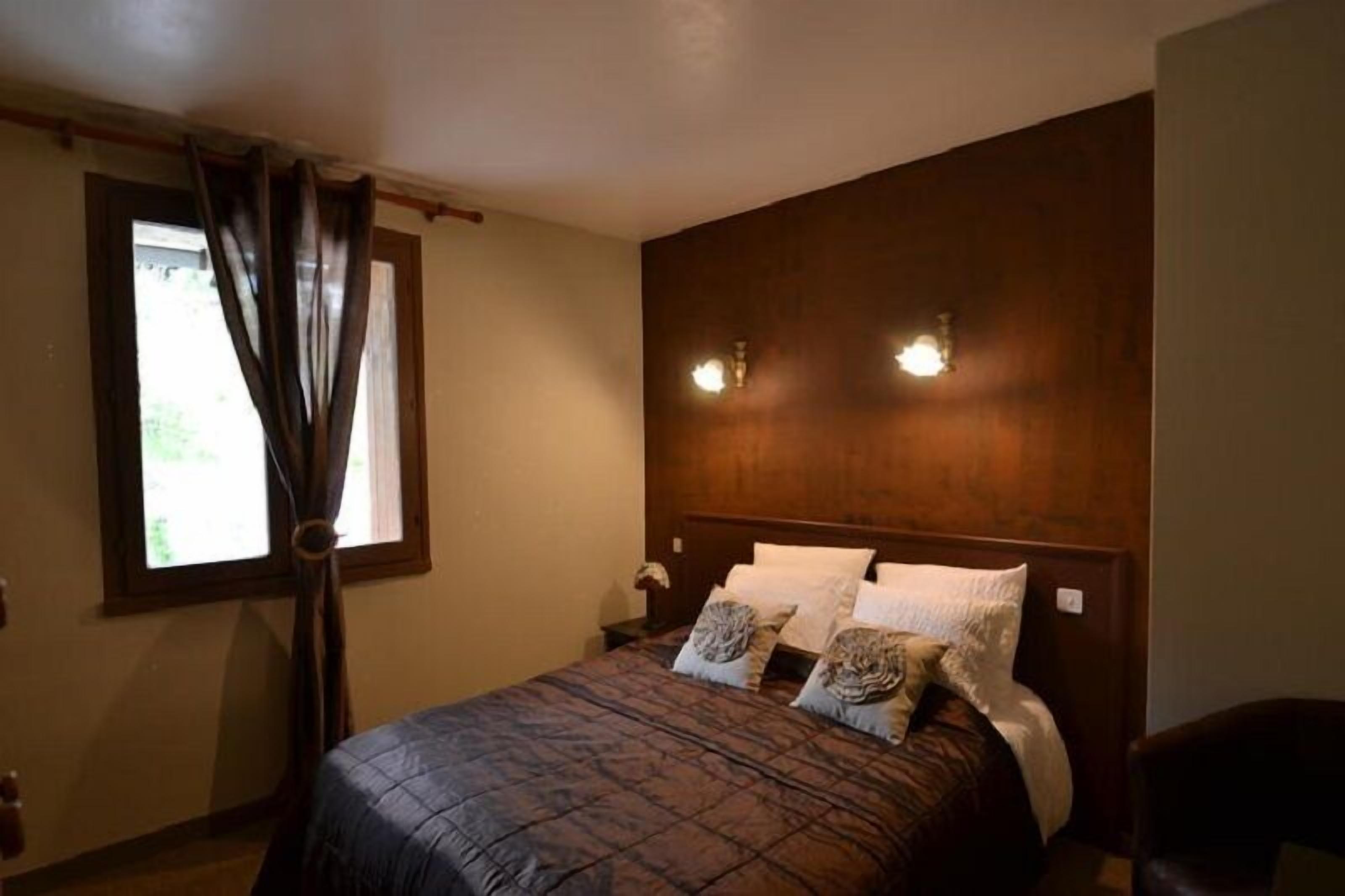 1 bedroom, premium bedding, desk, soundproofing