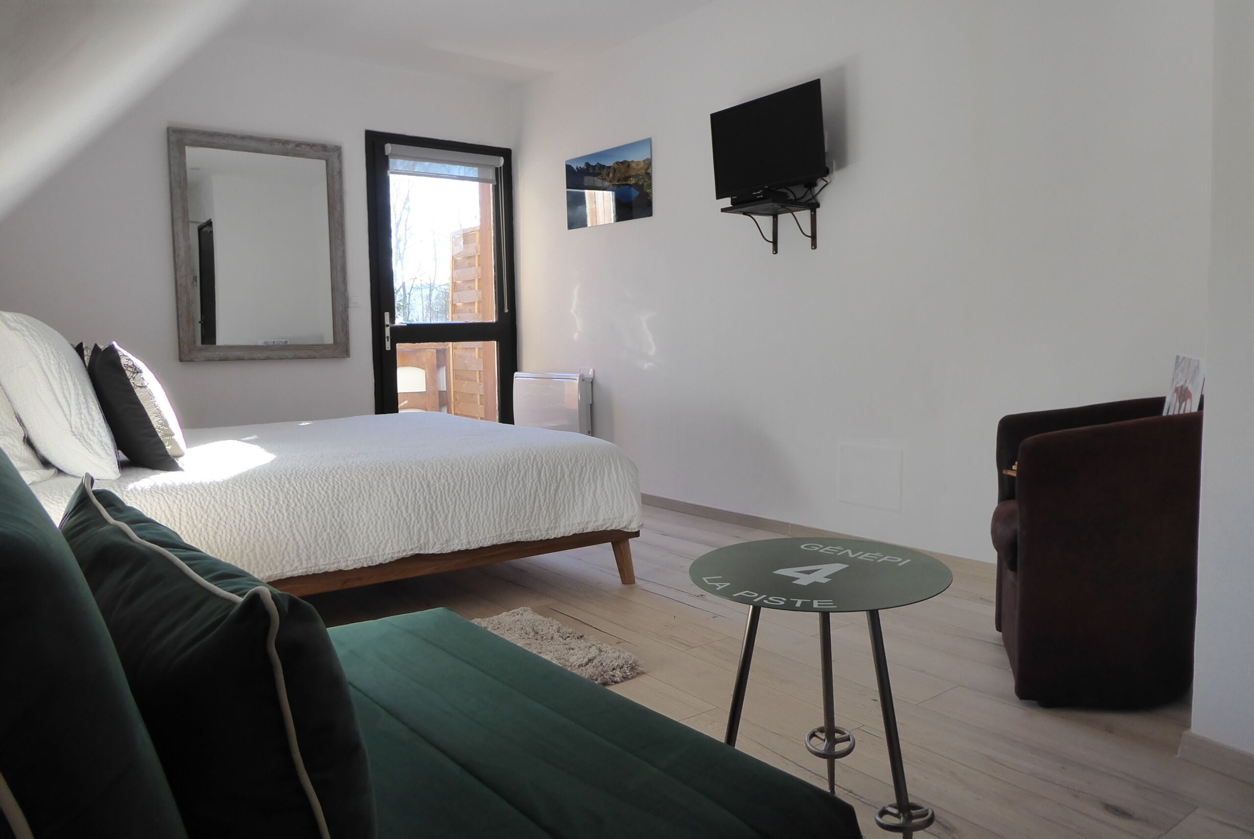 Quarto casal luxo | Roupas de cama premium, escrivaninha, quartos à prova de som