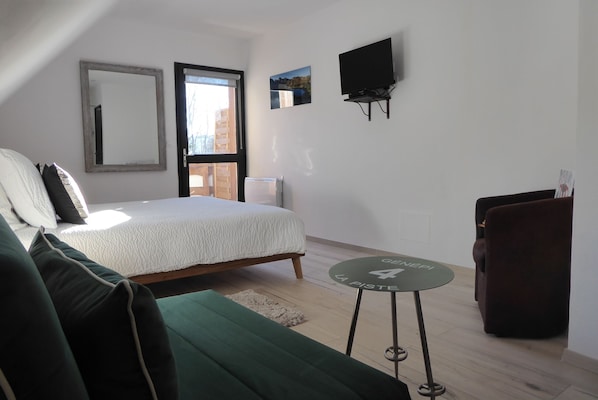 Ropa de cama de alta calidad, escritorio y sistema de insonorización