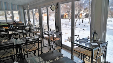 Desayuno buffet diario (EUR 12 por persona)