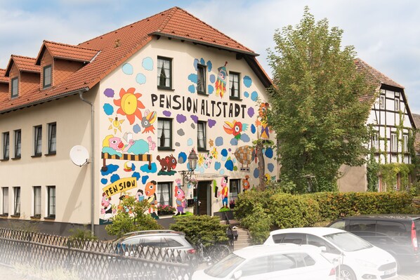 Vista frontal de la propiedad