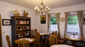 Desayuno buffet (EUR 6.00 por persona) 