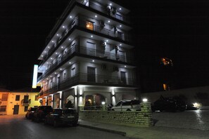 Mặt tiền nơi lưu trú - ban đêm