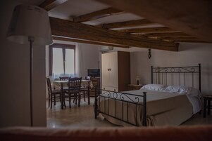 Sistema de insonorización, tabla de planchar con plancha y wifi gratis