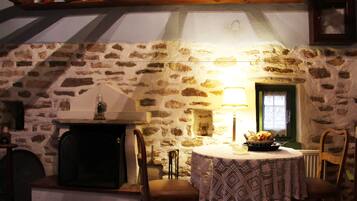 Departamento, 1 habitación | Sala de estar | Televisión y chimenea