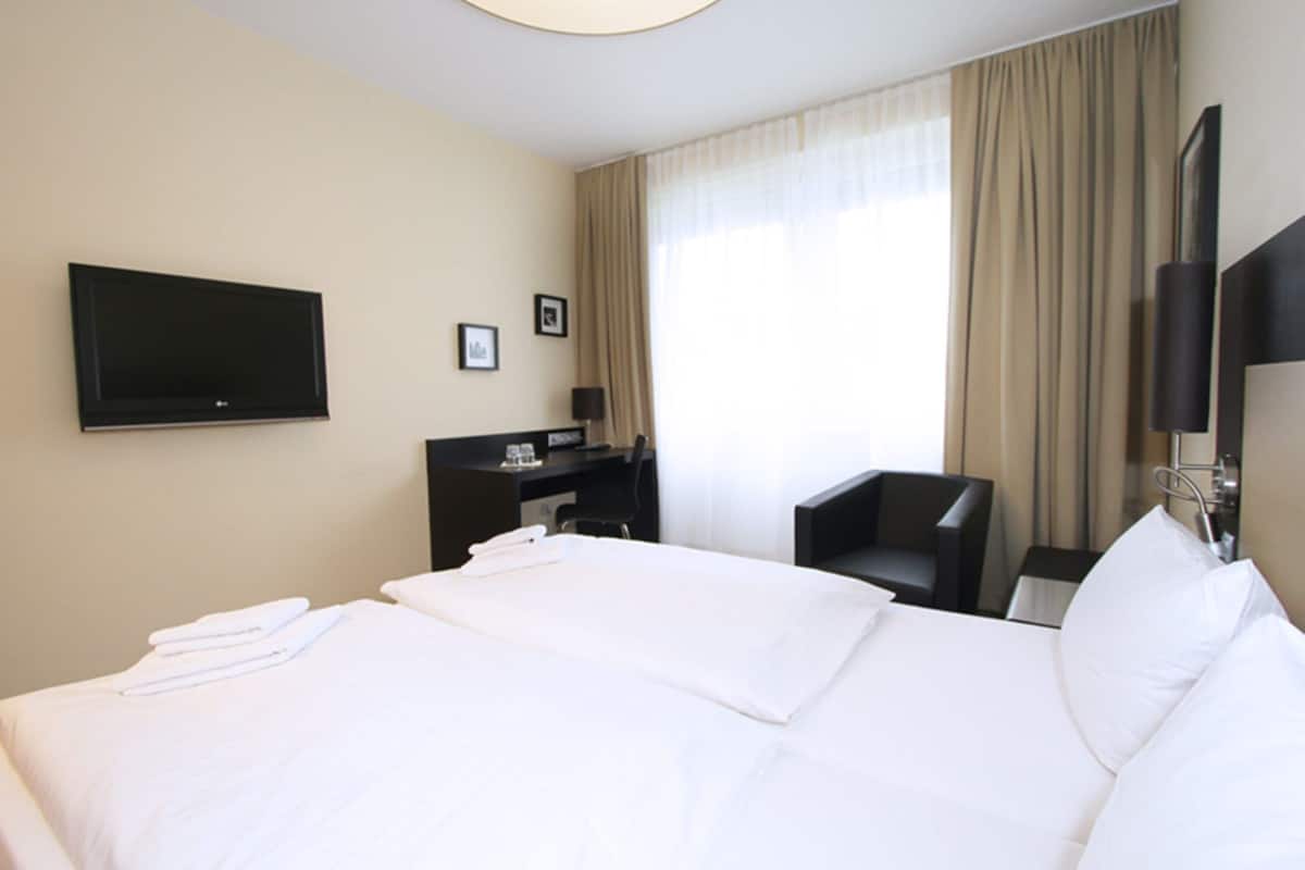 Roupas de cama premium, escrivaninha, Wi-Fi de cortesia