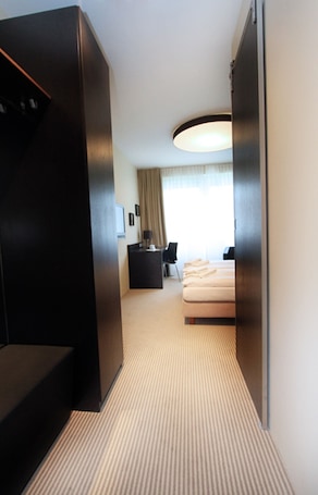 Bộ đồ giường cao cấp, bàn, truy cập Internet không dây miễn phí