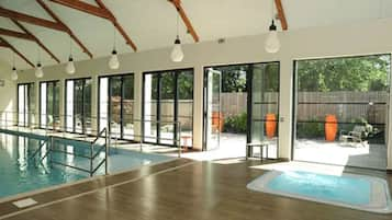 Indoor pool, sun loungers