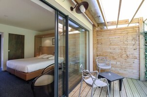 高档床上用品、迷你吧（备有免费物品）、客房内保险箱、办公桌