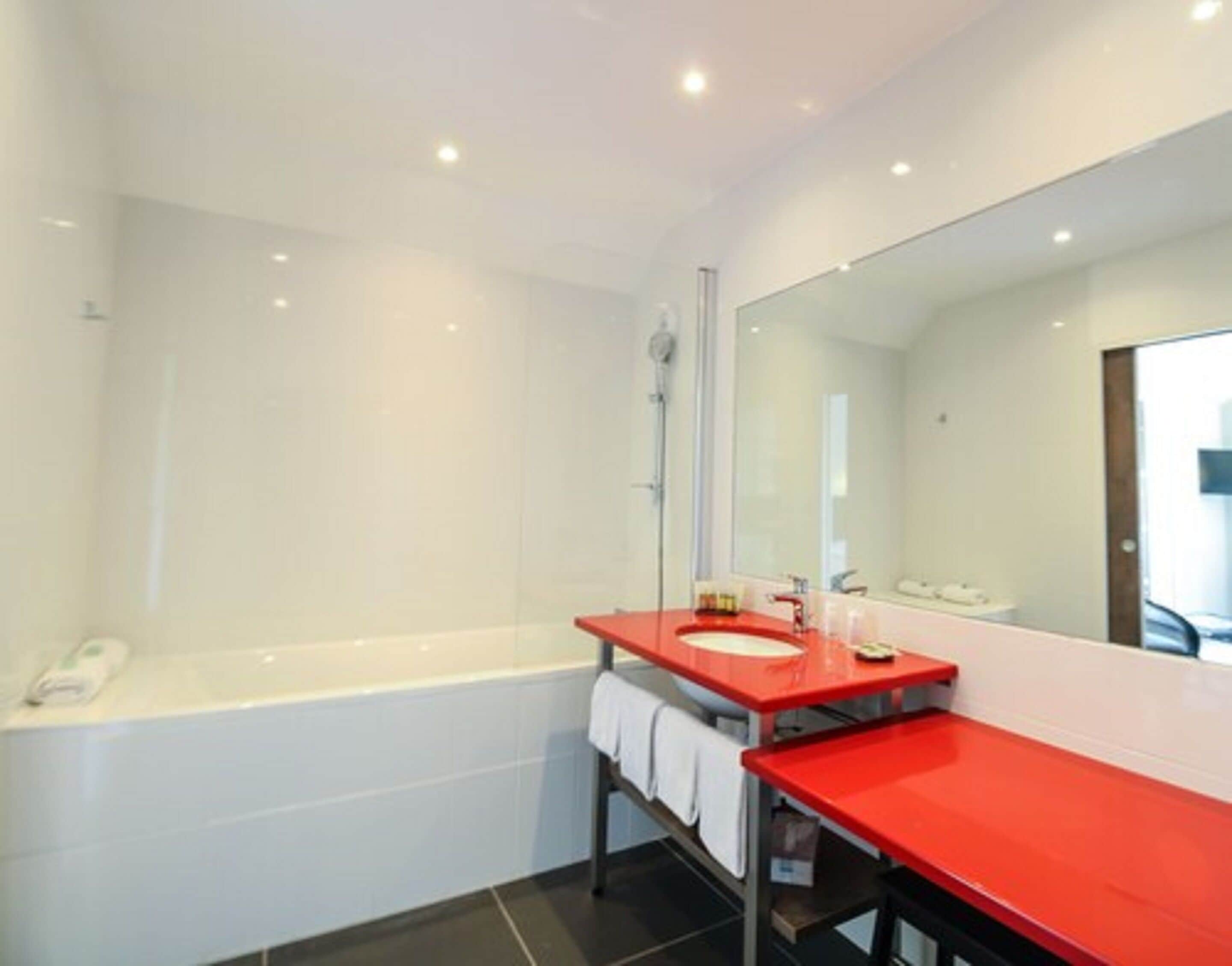 shower, rainfall showerhead, free toiletries, hair dryer