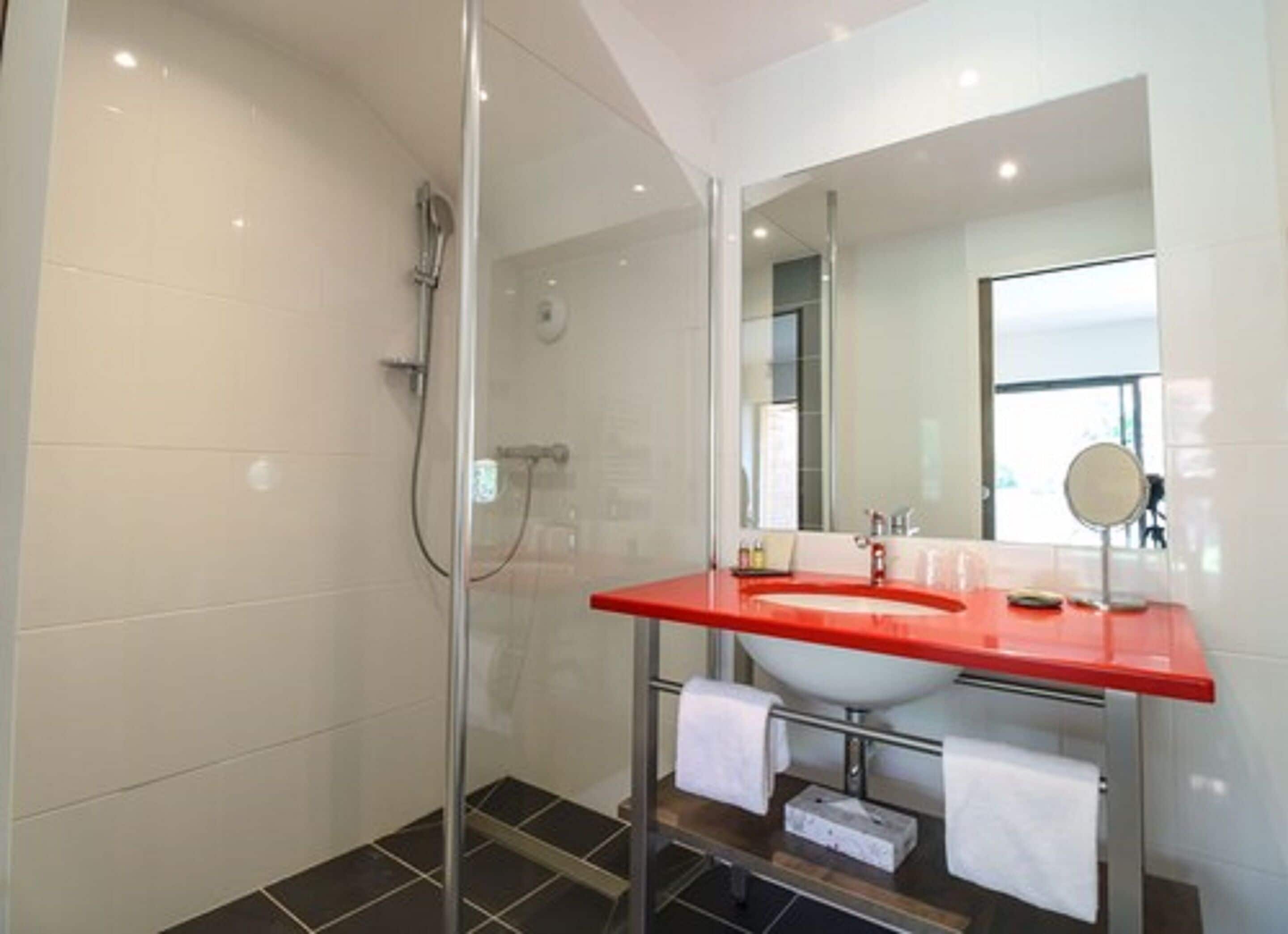 shower, rainfall showerhead, free toiletries, hair dryer