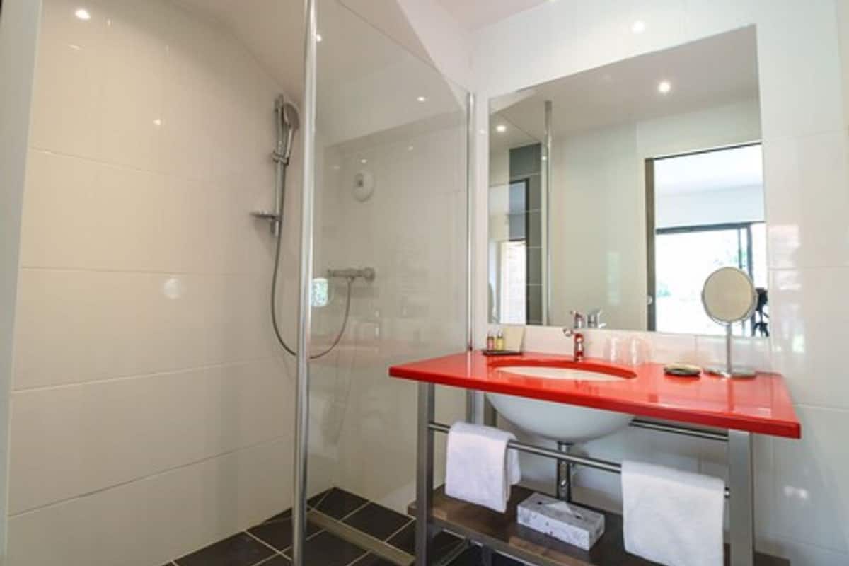 shower, rainfall showerhead, free toiletries, hair dryer