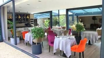 Lunch and dinner served, French cuisine