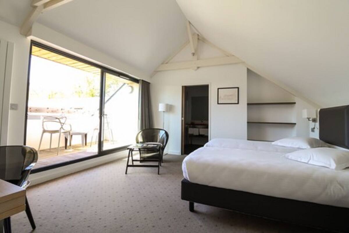 Premium bedding, free minibar, in-room safe, desk