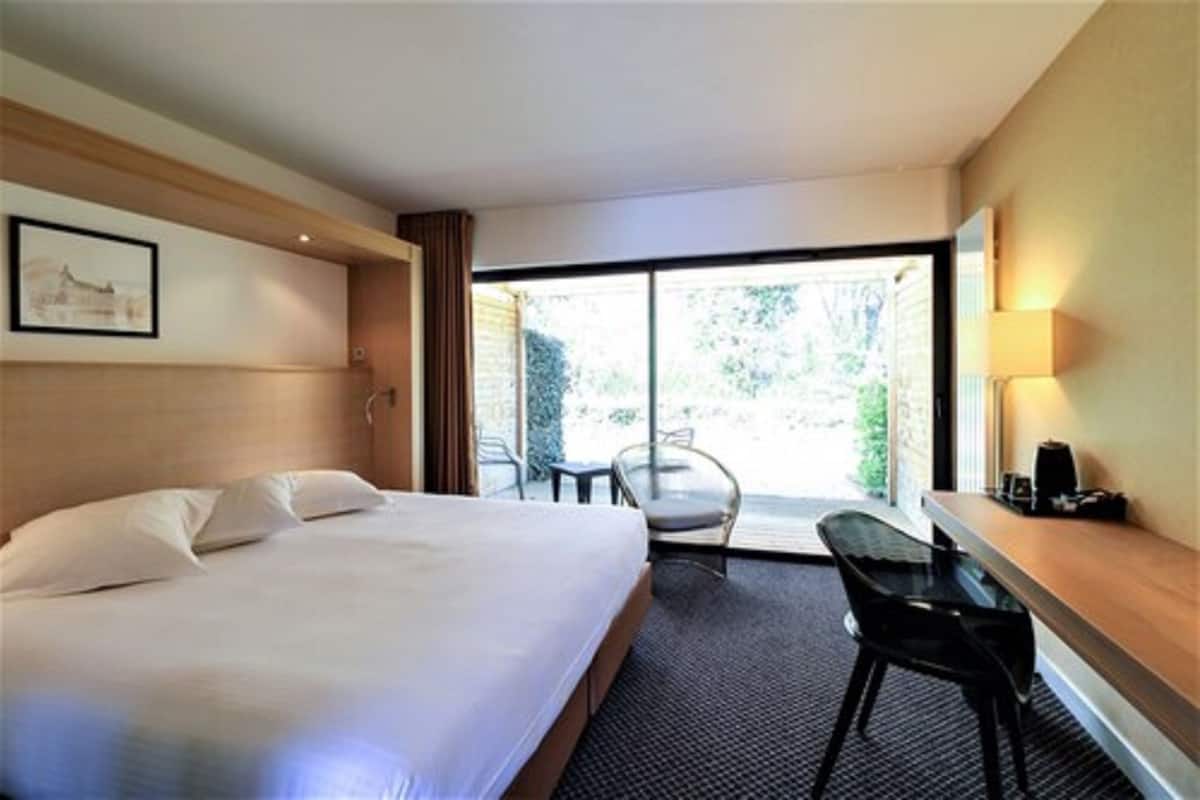 Premium bedding, free minibar, in-room safe, desk