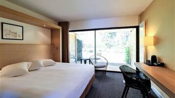 Luxe beddengoed, een gratis minibar, een kluis op de kamer, een bureau