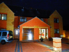 Front of property – evening/night - Heathrow Traveller B&B (Hounslow)