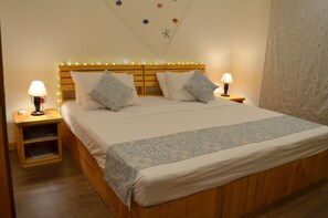 Kahden hengen deluxe-huone (yksi tai kaksi sänkyä), 1 suuri parisänky | Ylelliset vuodevaatteet, minibaari, tallelokero huoneessa, työpöytä