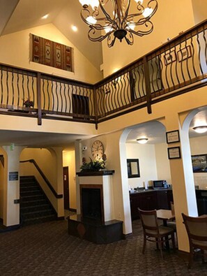 Lobby - Blue Spruce Inn (Meeker)