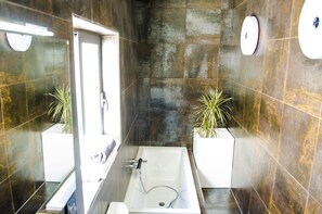 Artículos de tocador gratuitos, secador de pelo, toallas, shampoo