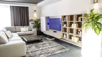 Penthouse de lujo, 4 habitaciones, con acceso para personas discapacitadas, alberca privada | Área de sala de estar | Televisión de pantalla plana de 65 pulgadas con canales vía satélite