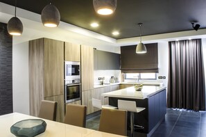 Luxury Penthouse, 4 Bedrooms, Accessible, Private Pool | Private kitchenette | Full-size fridge, microwave, oven, stovetop - Paramount Bay Penthouse (Birzebbuga)