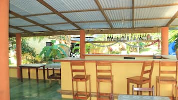 Bar junto a la piscina