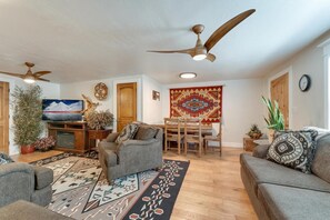 Familjesvit - 3 sovrum - kök | Vardagsrum | 32-tums platt-tv med satellitkanaler och tv