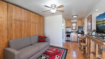 Basic Room, 1 Queen Bed | Premium bedding, soundproofing, iron/ironing board, free WiFi