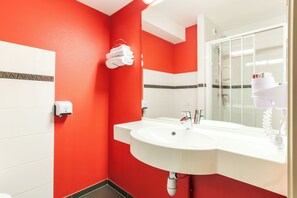 Dusche, kostenlose Toilettenartikel, Haartrockner, Handtücher