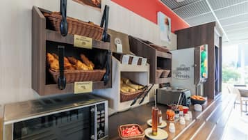 Frukostbuffé varje dag (EUR 8.9 per person)