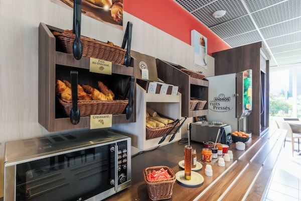 Frukostbuffé varje dag (EUR 9.90 per person)
