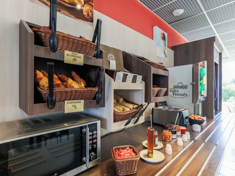 Petit déjeuner buffet (9.90 EUR par personne)