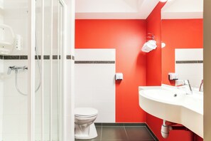 Een douche, gratis toiletartikelen, een haardroger, handdoeken