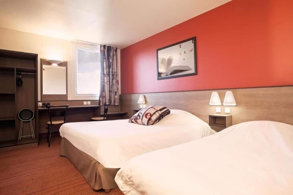 Quadruple Room | Desk, blackout drapes, soundproofing, iron/ironing board (on request)