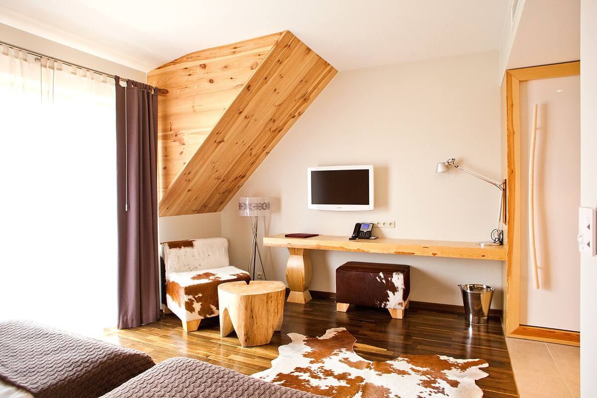 In-room safe, desk, iron/ironing board, cribs (surcharge)