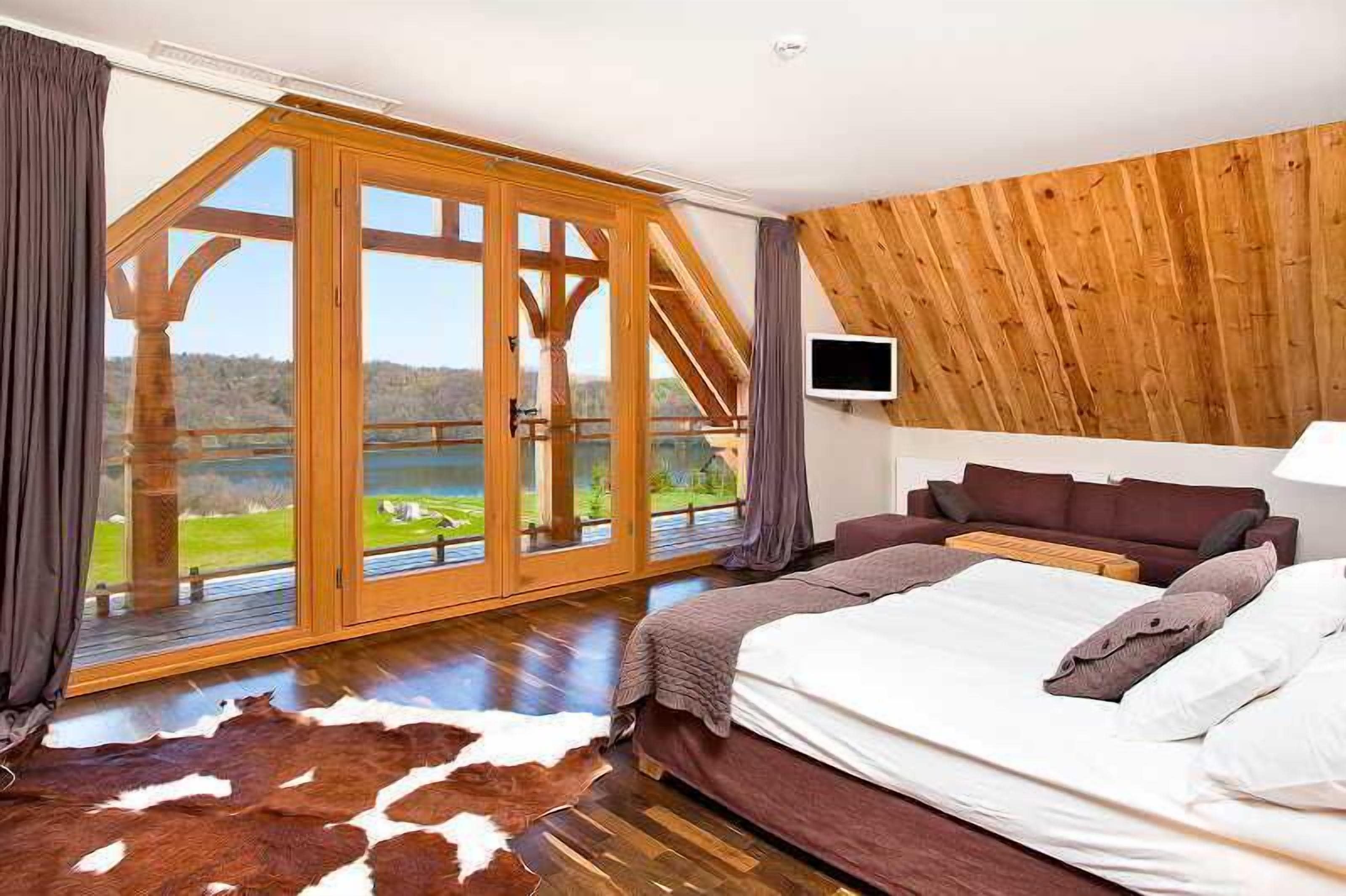 In-room safe, desk, iron/ironing board, cots/infant beds