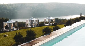 สระว่ายน้ำในร่ม, สระว่ายน้ำกลางแจ้งเปิดตามฤดูกาล, เก้าอี้อาบแดดริมสระ