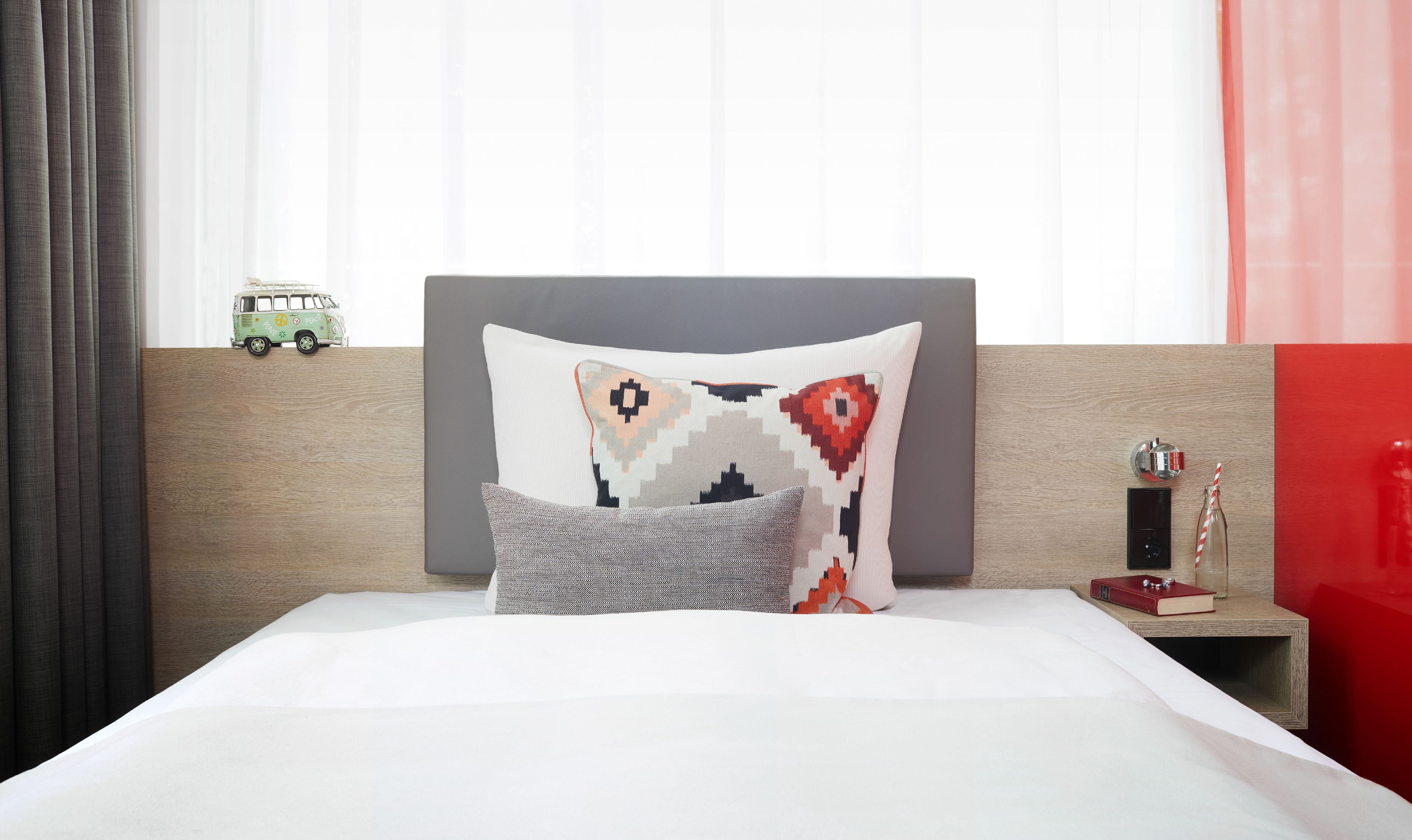 Quarto empresarial, 1 cama de casal | Roupas de cama premium, cofres nos quartos, escrivaninha