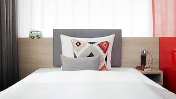 Business French, Small Bed | Premium bedding, in-room safe, desk, soundproofing