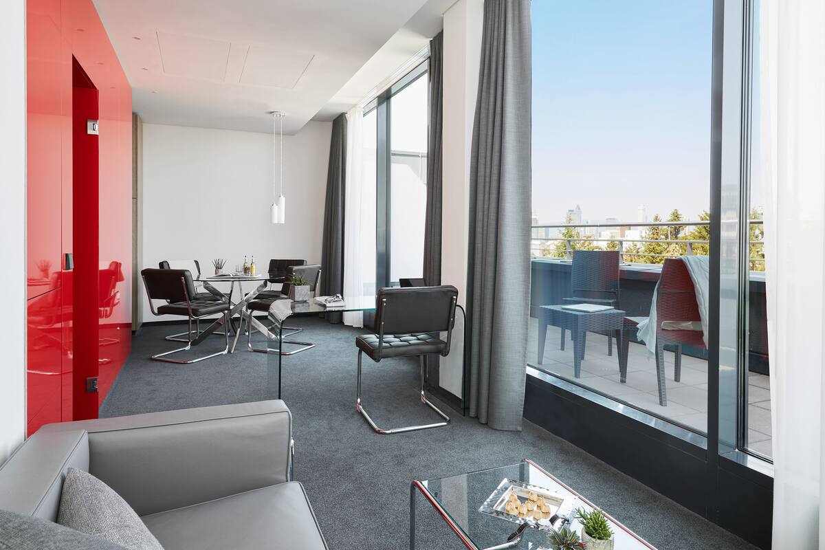 premium bedding, in-room safe, desk, soundproofing