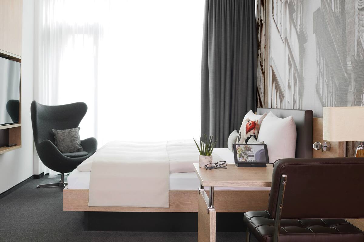 Căn hộ Deluxe | Bộ đồ giường cao cấp, két bảo mật tại phòng, bàn, phòng cách âm 