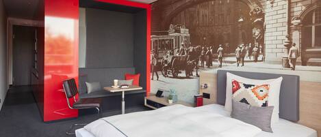 Sängtillbehör av högsta kvalitet och värdeförvaringsskåp på rummet