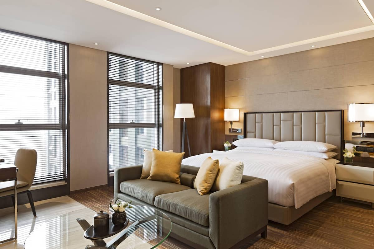 Studio, 1 King Bed | Premium bedding, down comforters, pillowtop beds, in-room safe