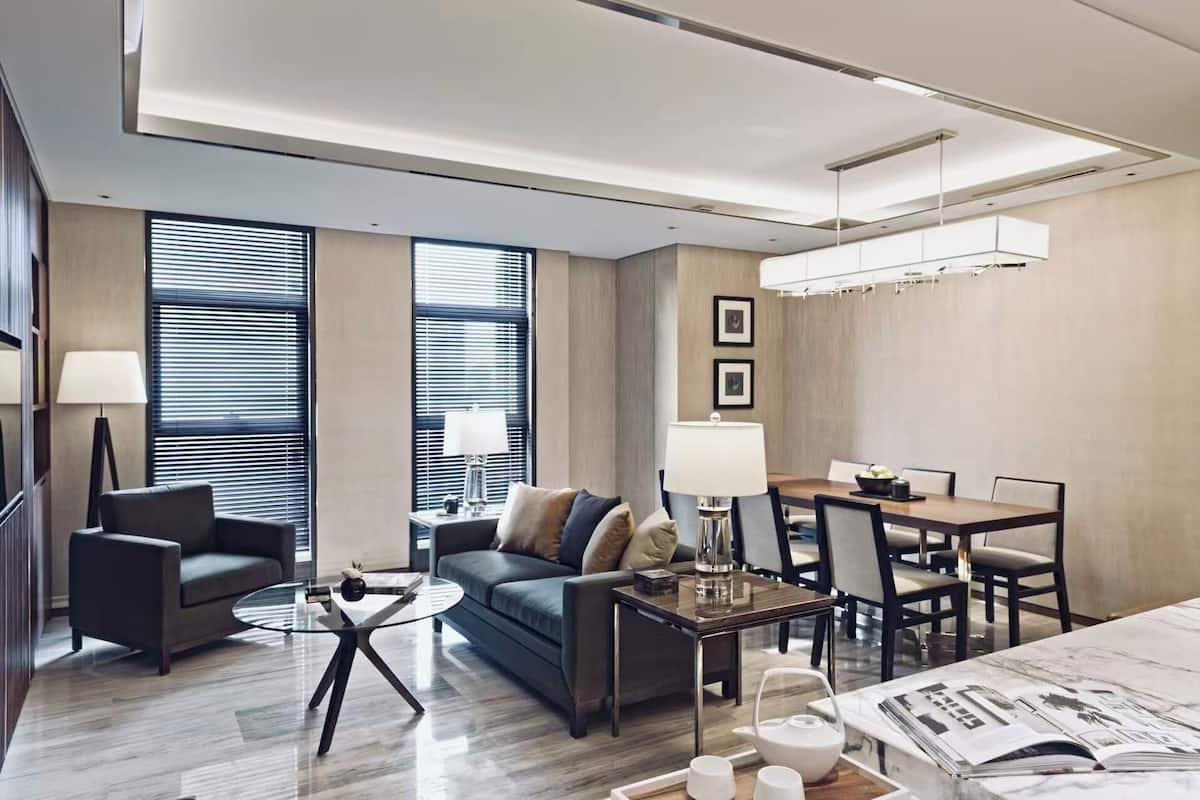 Phòng Suite, 2 phòng ngủ | Phòng khách | TV LCD 42-inch có truyền hình vệ tinh, TV, iPod dock