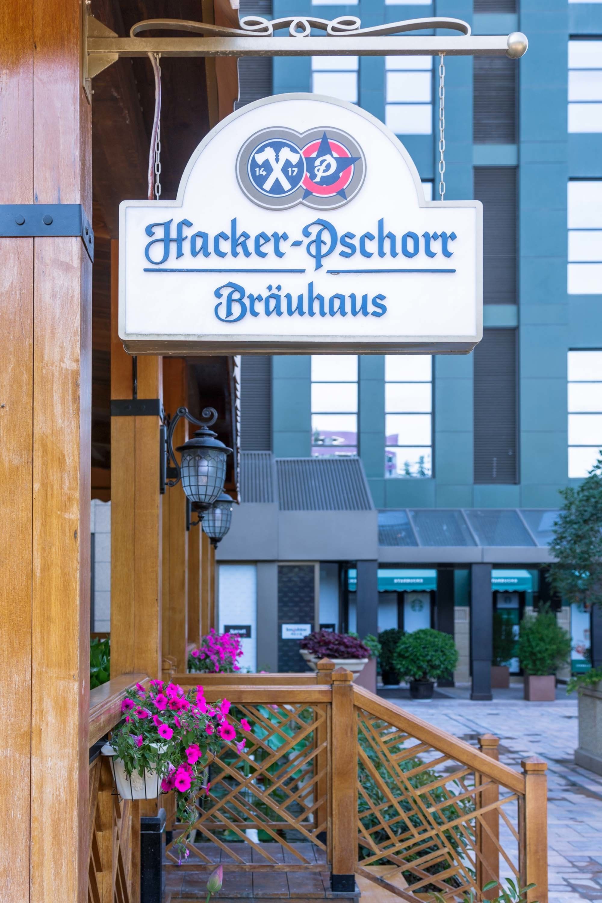 2 restaurants, breakfast, lunch, dinner served; German cuisine 